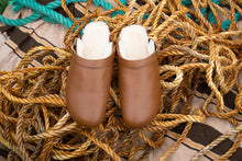 Load image into Gallery viewer, BEATRICE VALENZUELA UMBER BROWN CLOG WITH SHEARLING
