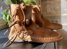 Load image into Gallery viewer, HEATHERMARIE HEATON HMH CARMEN MOX BOOT WITH TOGGLE IN STRAW
