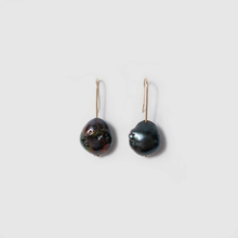 Load image into Gallery viewer, BEATRICE VALENZUELA BLACK BEETLE PEARL EARRINGS
