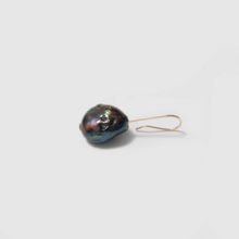 Load image into Gallery viewer, BEATRICE VALENZUELA BLACK BEETLE PEARL EARRINGS
