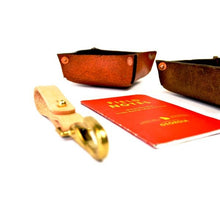 Load image into Gallery viewer, STURDY BROTHERS THE EARLY KEYSNAP  LEATHER KEY CHAIN IN CHESTNUT  DARK BROWN
